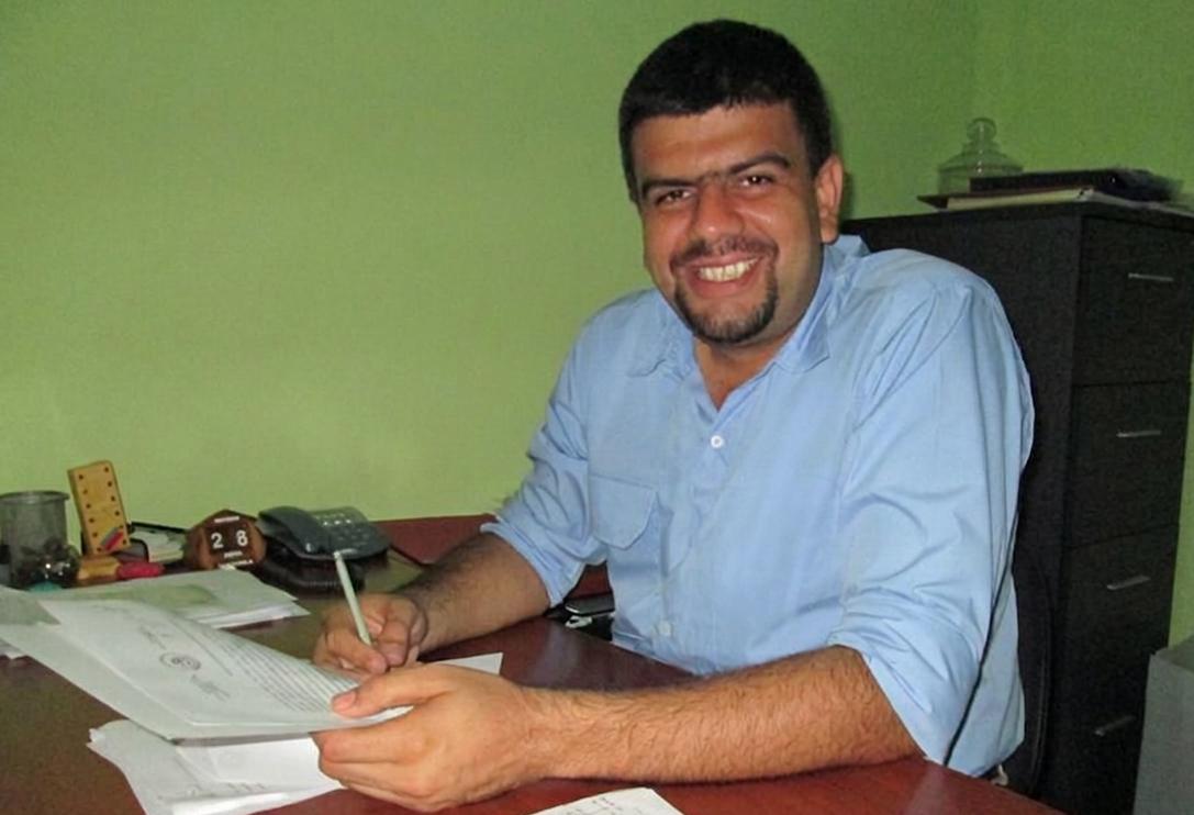 José Agustín Brito en oficina trabajando